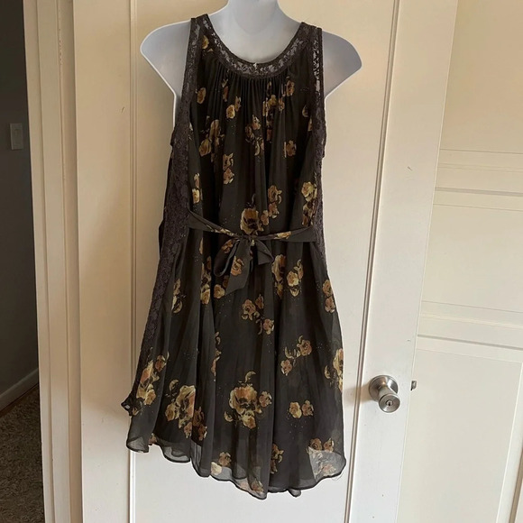 Free  People Gray Floral Accordion
Dress With Lace Trim, size XS - Picture 7 of 15